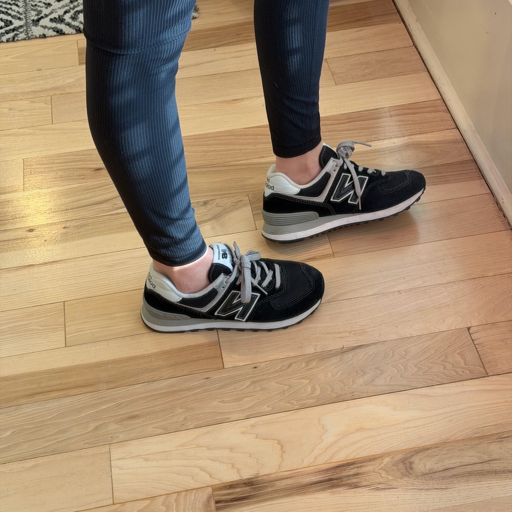 New Balance 574 lifestyle sneakers! Size 6.5! Black/grey - Picture 2 of 8